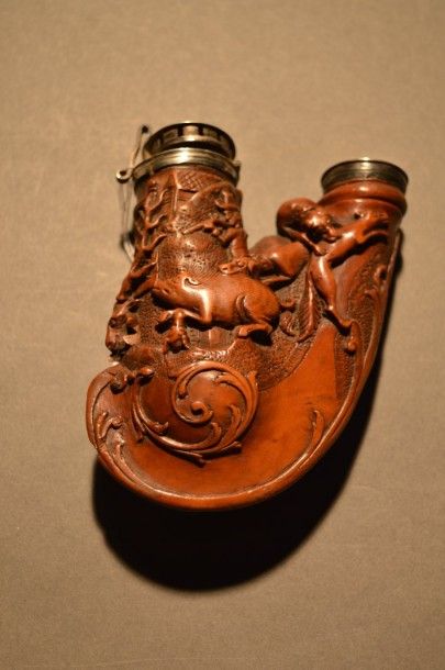Belle pipe en buis sculpté à scène cynégétique....