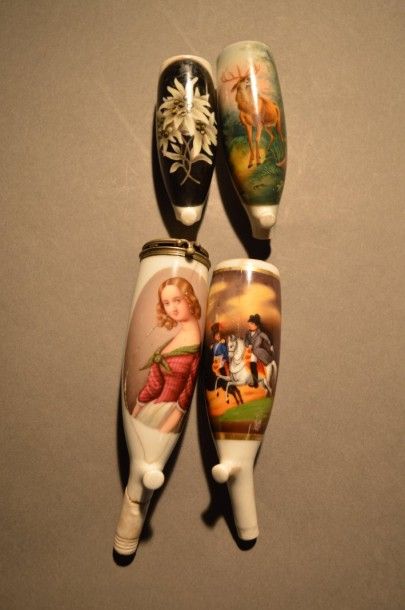 Lot de dix foyers en porcelaine à décors...