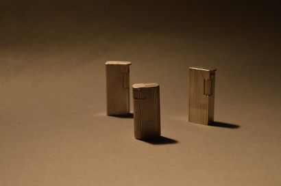 Lot de trois briquets en argent comprenant:...