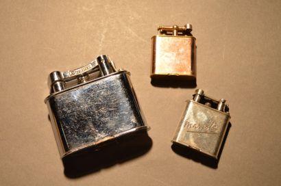 Lot de trois briquets à essence Dunhill:...