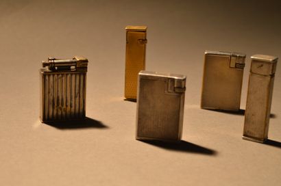 Lot de cinq briquets à essence Dunhill comprenant:...