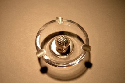 Dunhill. Beau cendrier en cristal et argent...
