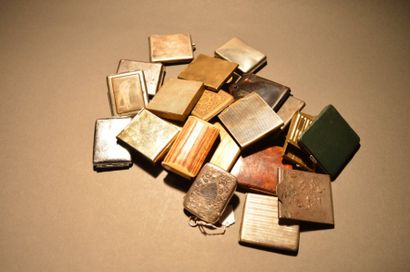 Lot de vingt-trois garnitures pour pochettes...