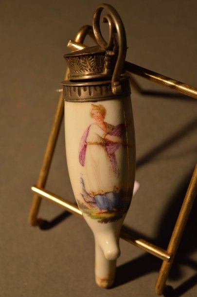 Lot de trois foyers en porcelaine à décors...