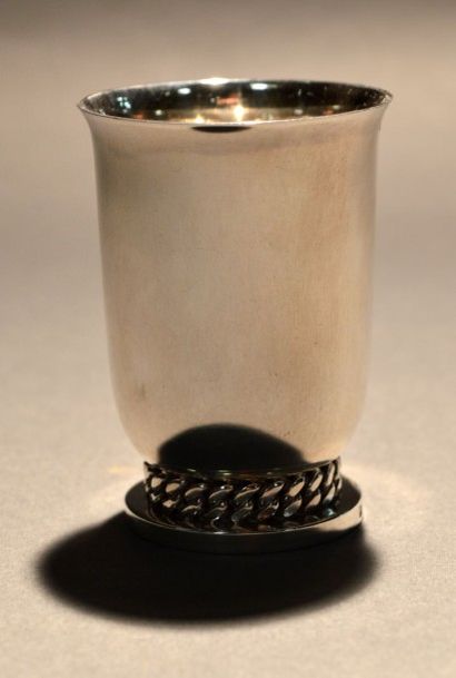 Un goblet en argent de forme tulipe. Décor...