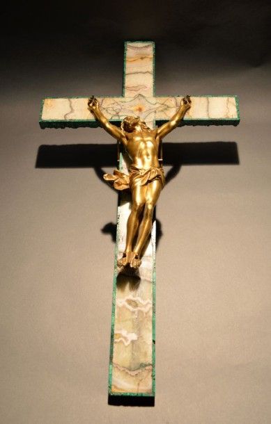 Christ en bronze reposant sur une croix en...