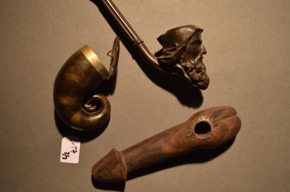 Lot comprenant: - pipe en bakélite représentant...