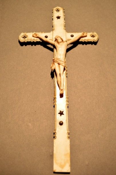 Crucifix en os avec Christ rajouté. 24 x...