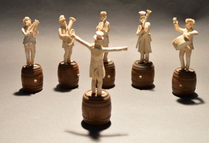6 Personnage en ivoire de Dieppe représentant...