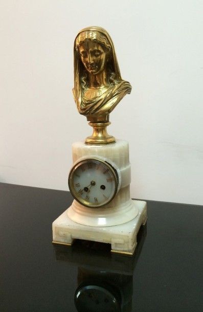 PENDULE en onyx blanc et bronze ciselé et...