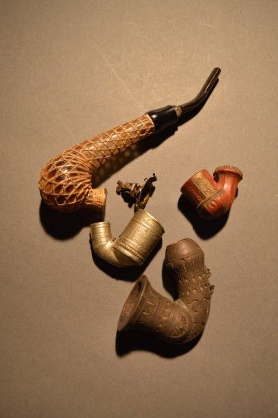 Lot de quatre pipes comprenant: - foyer en...