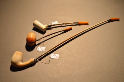 Lot de trois pipes à foyers en écume de mer,...
