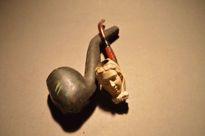 Pipe en écume de mer sculptée représentant...