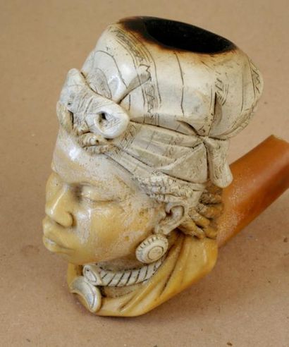 Belle pipe en écume de mer sculptée représentant...