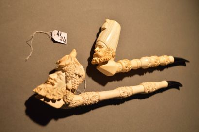 Lot de deux pipes en écume de mer sculptée...