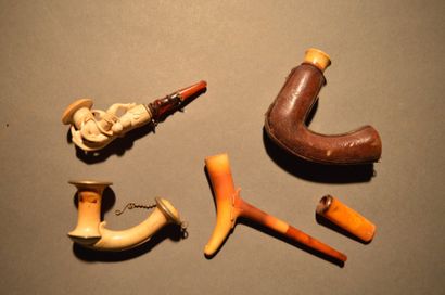 Lot de quatre fume-cigares en écume de mer...