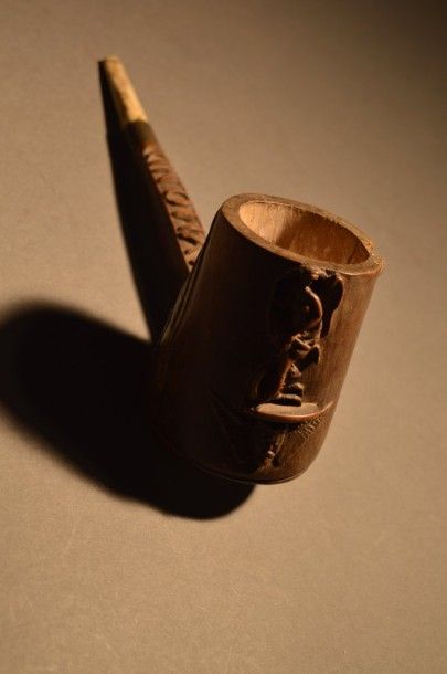 Forte pipe en bois sculpté de femmes, oiseau...