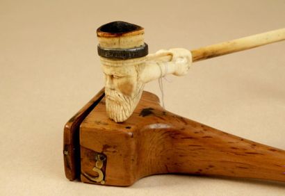 Etonnante pipe en os sculpté représentant...