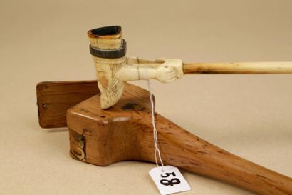 Etonnante pipe en os sculpté représentant...