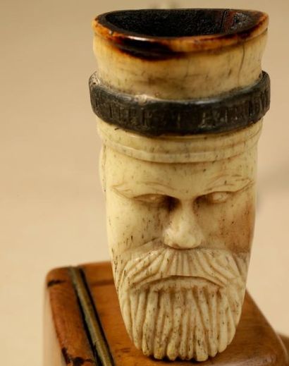 Etonnante pipe en os sculpté représentant...
