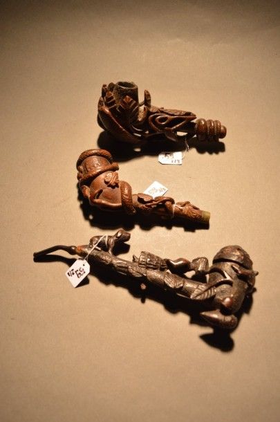 Lot de trois pipes en bois sculpté et patiné...