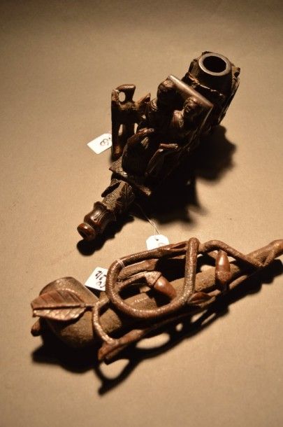 Lot de deux pipes en bois sculpté et patiné,...