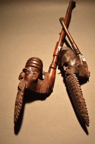 Lot de deux pipes en bois sculpté représentant...