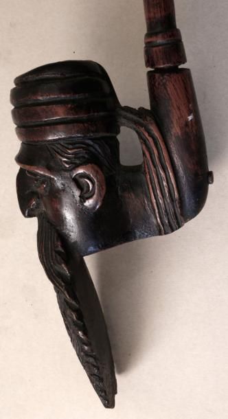 Lot de deux pipes en bois sculpté représentant...