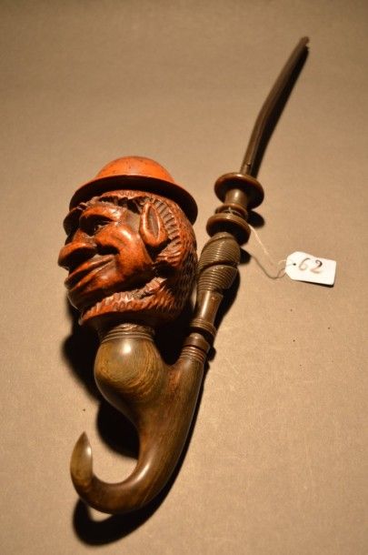 Belle pipe à foyer en bruyère sculptée représentant...
