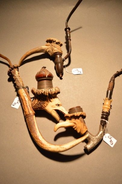 Lot de trois pipes en andouillet de cerf...