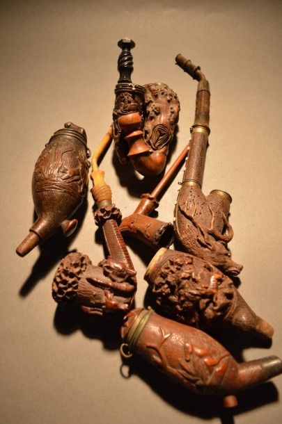 Lot de sept pipes en bois sculpté sur le...