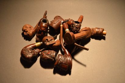 Lot de douze pipes et foyers de pipe en bruyère...