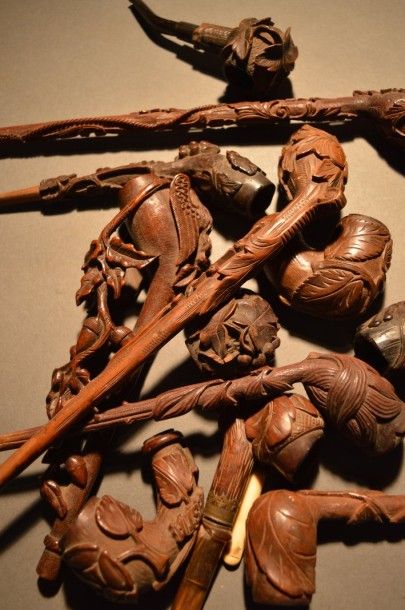 Lot de treize pipes en bois, richement sculptées...