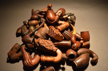 Lot de pipes et éléments en bruyères. Diverses...