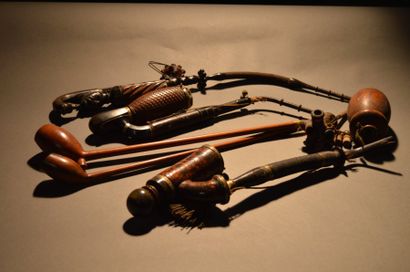 Lot de quatre pipes en loupe et bruyère,...