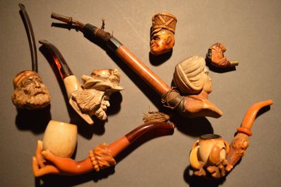 Lot de sept pipes en calebasse et foyers...