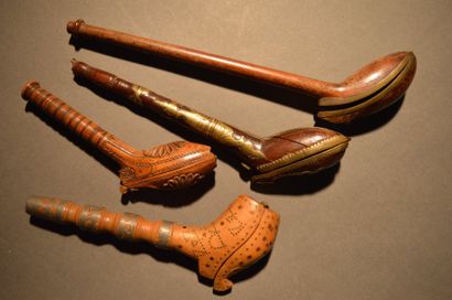 Lot de quatre étuis pour pipe en terre en...