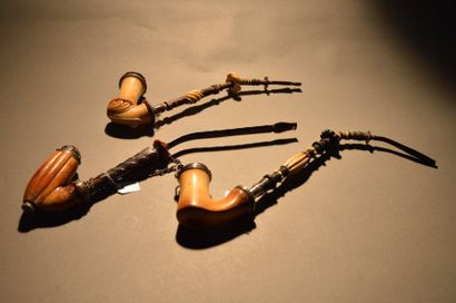 Lot de trois pipes en écume de mer, monture...