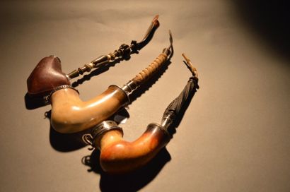 Lot de trois fortes pipes en écume de mer,...