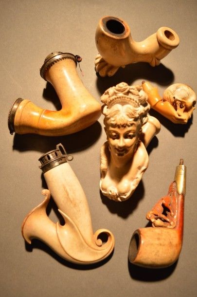 Lot de six foyers en écume de mer sculptée:...