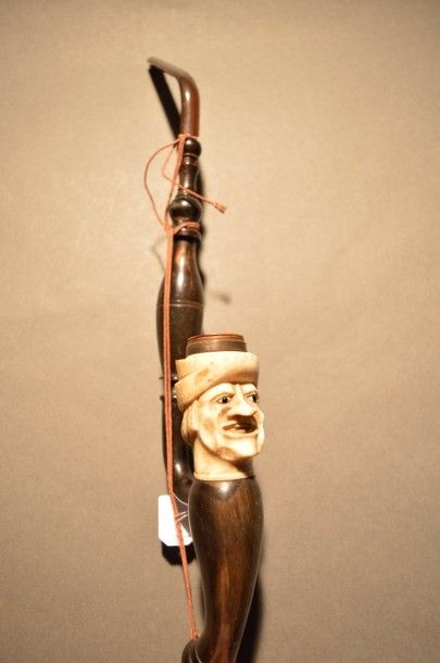 Belle pipe à foyer en os sculpté représentant...