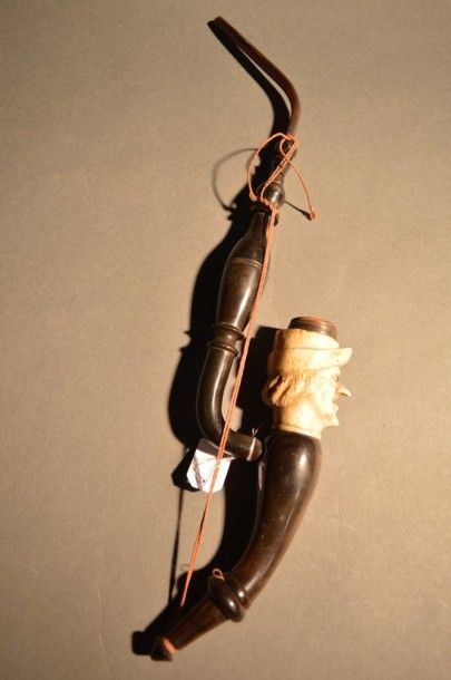 Belle pipe à foyer en os sculpté représentant...