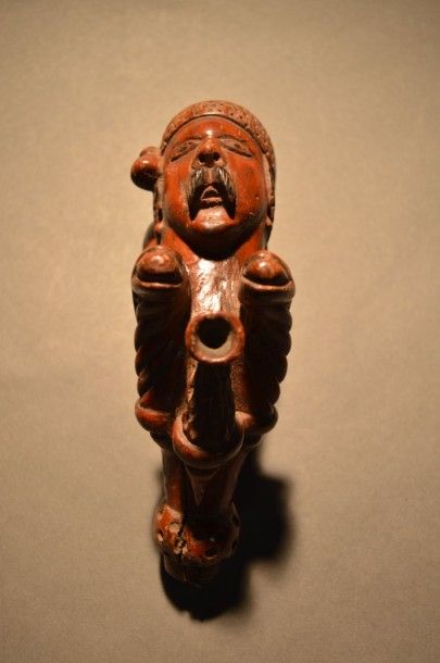 Curieux foyer de pipe en bois sculpté et...