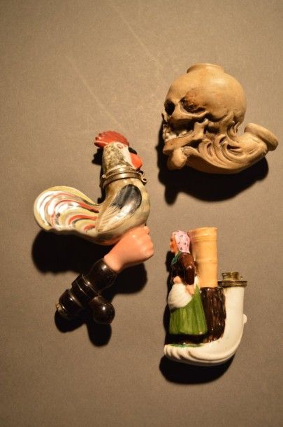 Lot de trois foyers de pipe en porcelaine:...