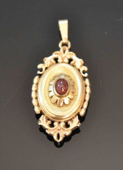 PENDENTIF ovale en or jaune à décor feuillagé...
