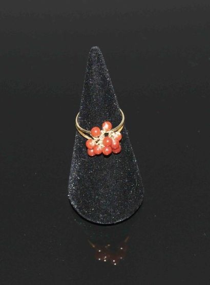 BAGUE en or jaune et perles de corail rouge

TDD :49

Poids...