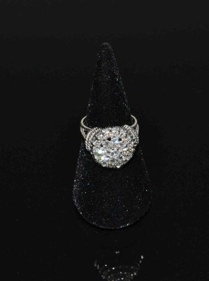 BAGUE en or gris sertie de diamants ronds

TDD :51/52

Poids...