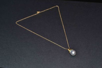 COLLIER et son PENDENTIF en or jaune serti...