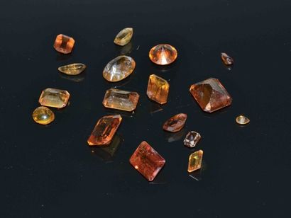 Lot de CITRINES sur PAPIER, environ 180 carats...