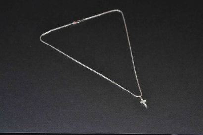 COLLIER en or gris et PENDENTIF CROIX serti...